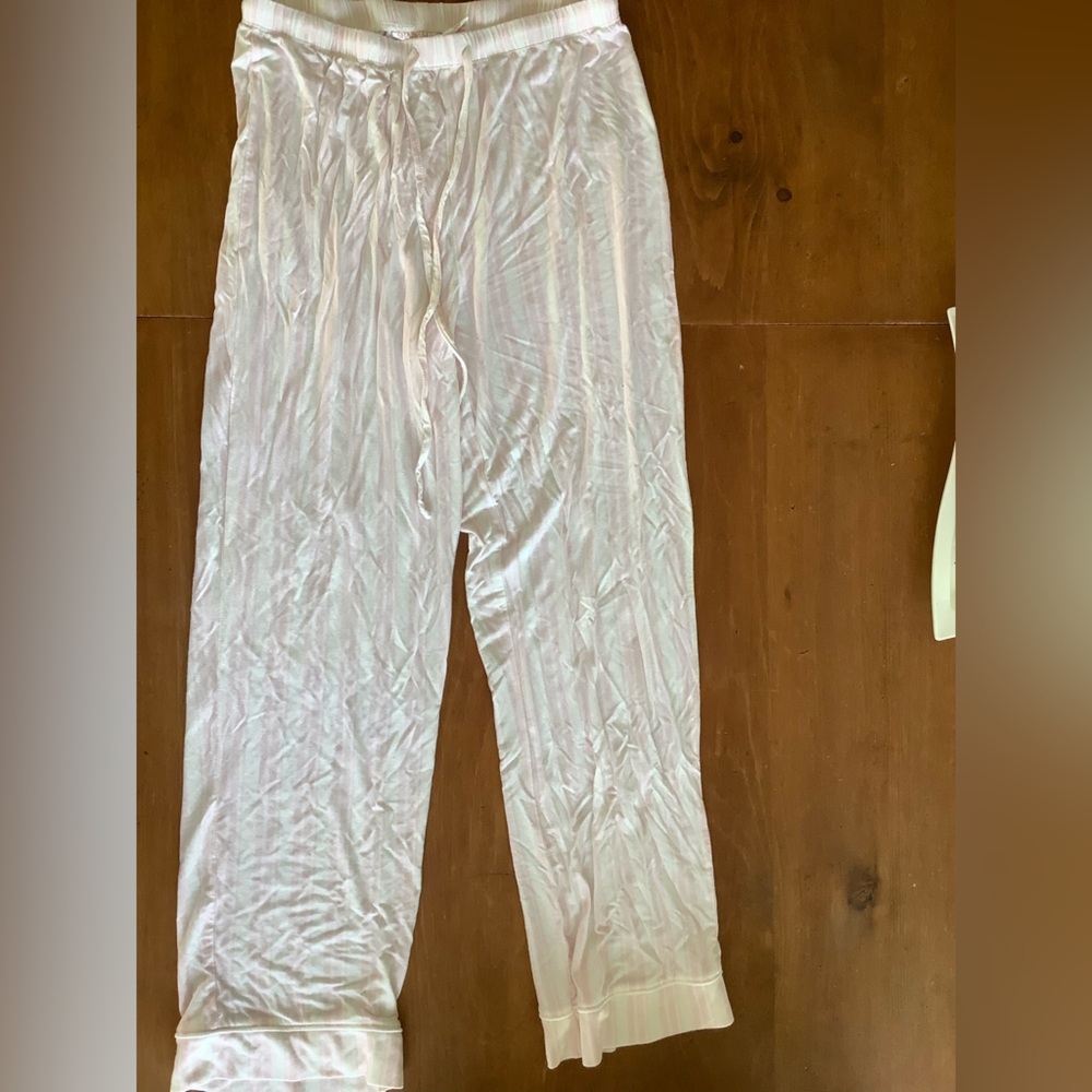 Confortable pyjama set. Pink and with stripes. Like new, worn once.